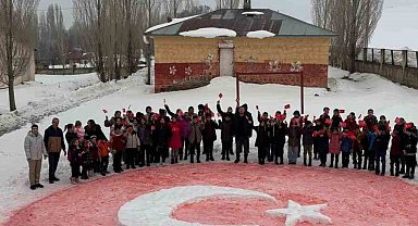Öğrenciler kardan Türk bayrağı yaptı