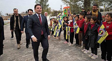 Öğrenciler kaymakamı Fenerbahçe bayraklarıyla karşıladı