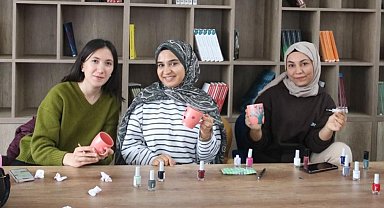 Öğrenciler kupa boyama etkinliğinde bir araya geldi