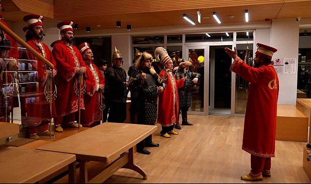 Öğrenciler marşla girdi, mehterle karşılandı