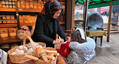 Öğrencilerden çarşı esnafına Türk bayrağı hediyesi