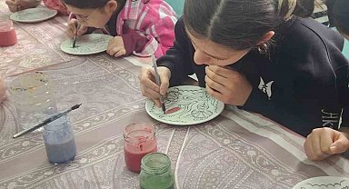 Öğrencilerden çini boyama etkinliği