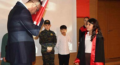 Öğrencilerin ay yıldız temalı gösterisi göğüs kabarttı