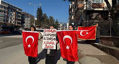 Öğrencilerin bayrak sevgisi yollara taştı: Sürücüler karşılıksız bırakmadı