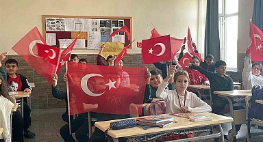 Öğrencilerin okul heyecanı ay yıldızlı Türk bayrağıyla taçlandı