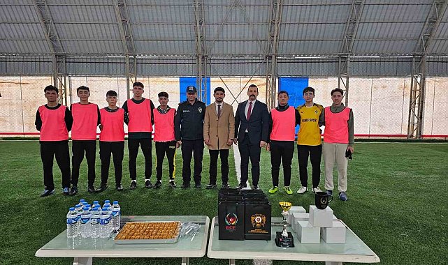 Öğrencilerle halı sahada maç yapan polis, terör örgütleri konusunda bilgilendirdi