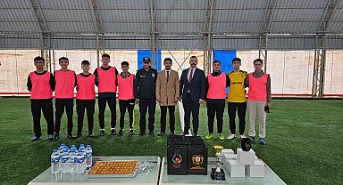 Öğrencilerle halı sahada maç yapan polis, terör örgütleri konusunda bilgilendirdi