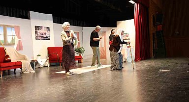 Öğretmenlerin sahnelediği "İdeal Aile Reçetesi-2" oyunu ilgi gördü