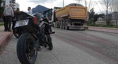 Okul dönüşü kamyon ile çarpışan motosikletteki 2 genç yaralandı