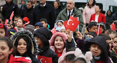 Okula gelen öğrenciler Türk bayraklarıyla karşılandı
