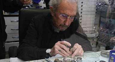 Okuldan vazgeçti, ömrünü akrep ve yelkovana adadı