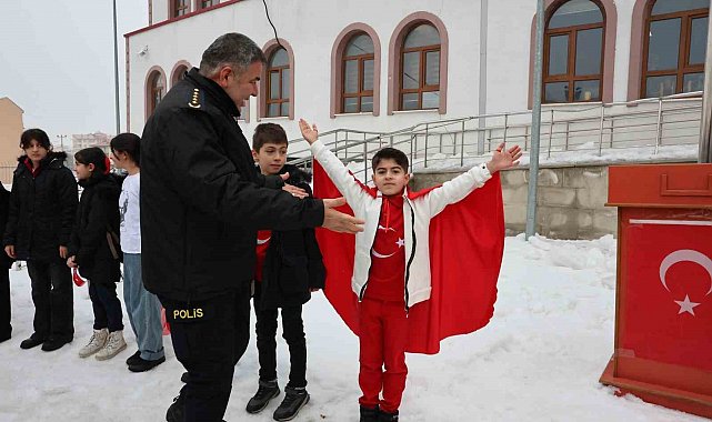 Okullarda bayrak coşkusu