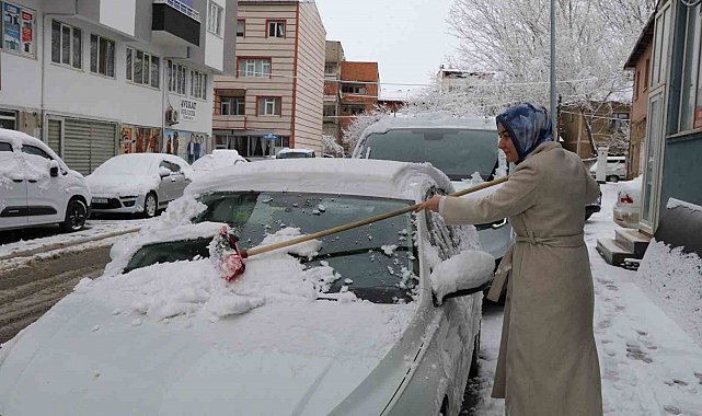 Oltu'da kar yağışı etkili oldu