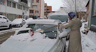 Oltu'da kar yağışı etkili oldu