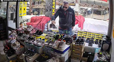 Önce beğendi ardından poşete koyup çaldı