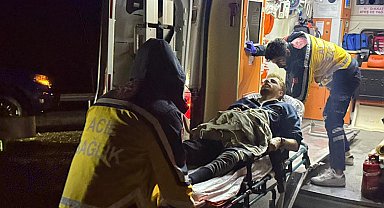 Önce refüje ardından bariyerlere çarptı: 2 yaralı