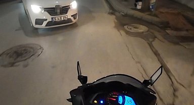 Önüne bir anda çıkan araçtan kıl payı kurtuldu