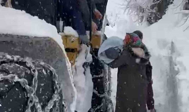 Ordu'da hastalanan bebek, kardan kapanan yolda iş makinesi ile taşındı