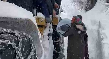 Ordu'da hastalanan bebek, kardan kapanan yolda iş makinesi ile taşındı