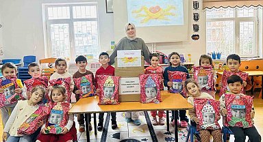 Ordu'da minikler, ördükleri atkıları Hatay'daki depremzede akranlarına gönderdi