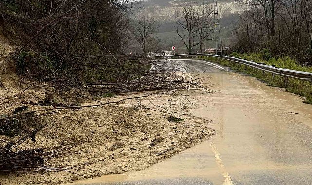 Ordu'da Ünye-Kumru bağlantı yolunda heyelan