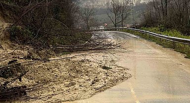 Ordu'da Ünye-Kumru bağlantı yolunda heyelan
