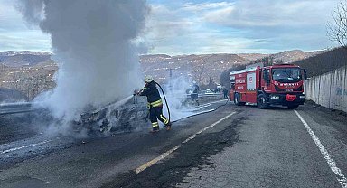 Ordu'da yanan otomobilden geriye demir yığını kaldı