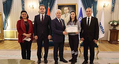 Örnek güvenlik görevlisine Başkan Bozbey'den tebrik