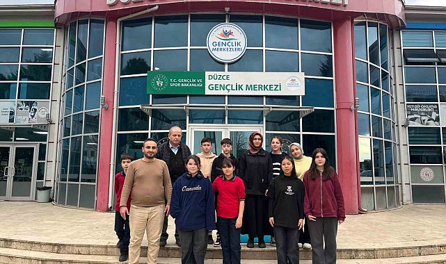 Ortaokul öğrencileri gençlik merkezinde