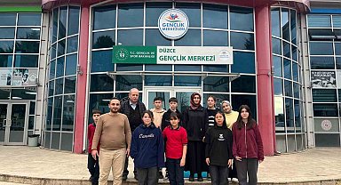 Ortaokul öğrencileri gençlik merkezinde