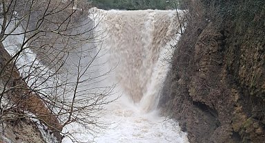 Osmaniye'de 3 gündür devam eden yağmur ve fırtına hayatı olumsuz etkiledi