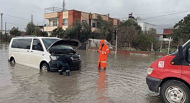 Osmaniye'de kuvvetli yağış: Yollar suyla doldu, araçlar yolda kaldı