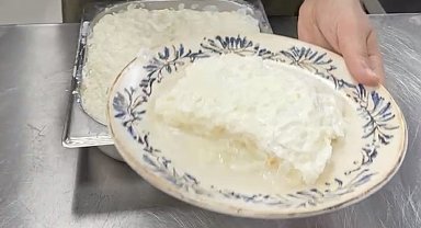 Osmanlı mutfağının hafif tatlısı Güllaç Ramazan sofralarını süslüyor