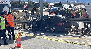 Otomobil bariyerlere ok gibi saplandı: Anne ve baba öldü, kız çocukları yaralandı