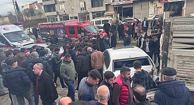 Otomobil park halindeki araçlara çarptı: 1'i ağır 3 yaralı