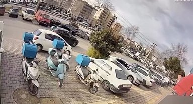 Otomobil sürücüsü ile motosikletli kurye arasındaki gerginlik kamerada