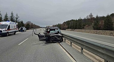 Otomobil tıra arkadan çarptı, 5 kişi yaralandı