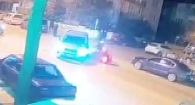 Otomobil ve motosikletin karıştığı kaza güvenlik kamerasına yansıdı