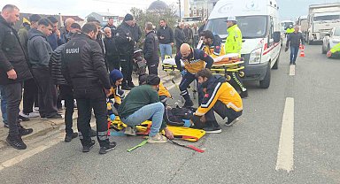 Otomobile çarpan motosiklet savruldu: 2 yaralı