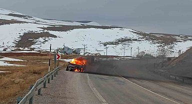 Otomobilin alev aldığı anlar kameraya yansıdı