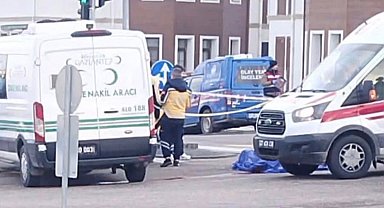 Otomobilin çarptığı motosikletli hayatını kaybetti