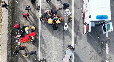 Otomobille çarpışan elektrikli bisiklet hurdaya döndü: 2 ağır yaralı