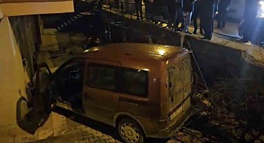 Otomobille çarpışan hafif ticari araç apartman boşluğuna savruldu: 2 yaralı