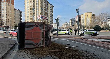 Otomobille çarpışan kamyonet yan yattı, hayvan dışkıları yola savruldu