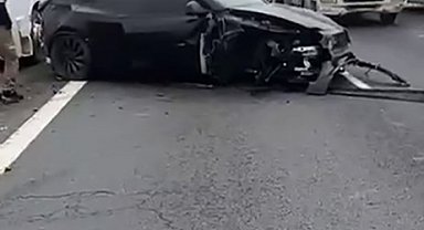 Otopilottaki Tesla karşı şeride daldı: O anlar kamerada