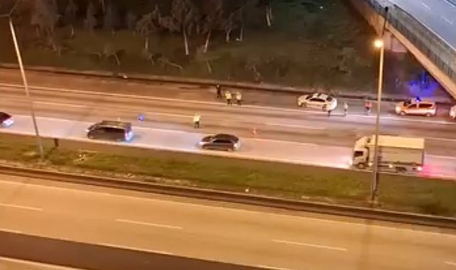 Otoyolda karşıya geçmeye çalıştı, tırın altında kalıp öldü