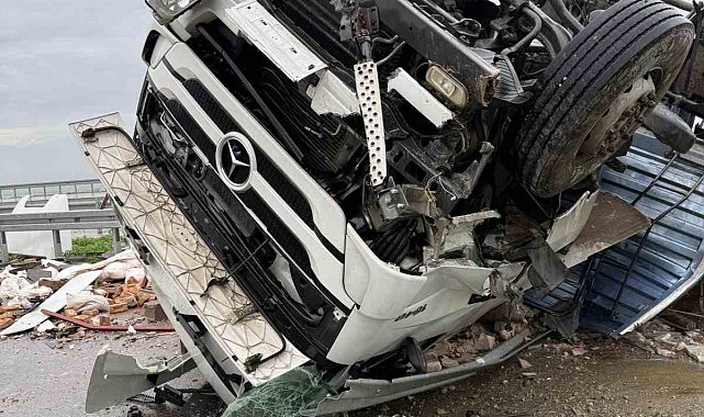 Otoyolda kazaya karışan tır ters döndü: 1 yaralı