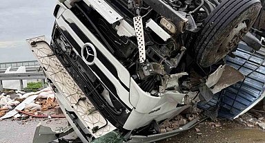 Otoyolda kazaya karışan tır ters döndü: 1 yaralı