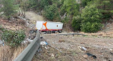 Otoyolda tır bariyerlere çarpıp şarampole yuvarlandı: 2 yaralı