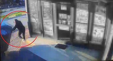 Oturduğu yerde aracın altında kalmaktan saniyelerle ile kurtuldu, o anlar güvenlik kamerasına yansıdı